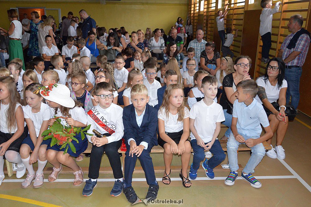 Rozpoczęcie roku szkolnego w SP Nr 3 [02.09.2019] - zdjęcie #1 - eOstroleka.pl
