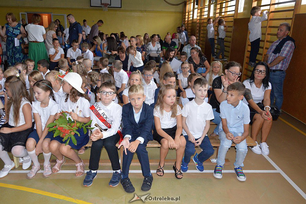 Rozpoczęcie roku szkolnego w SP Nr 3 [02.09.2019] - zdjęcie #2 - eOstroleka.pl