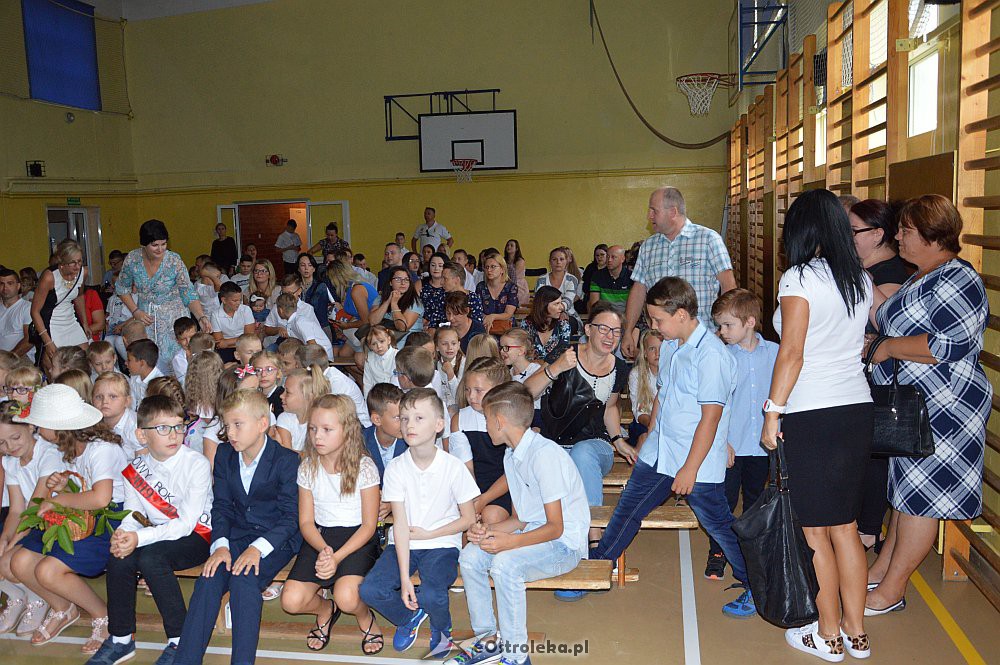 Rozpoczęcie roku szkolnego w SP Nr 3 [02.09.2019] - zdjęcie #6 - eOstroleka.pl