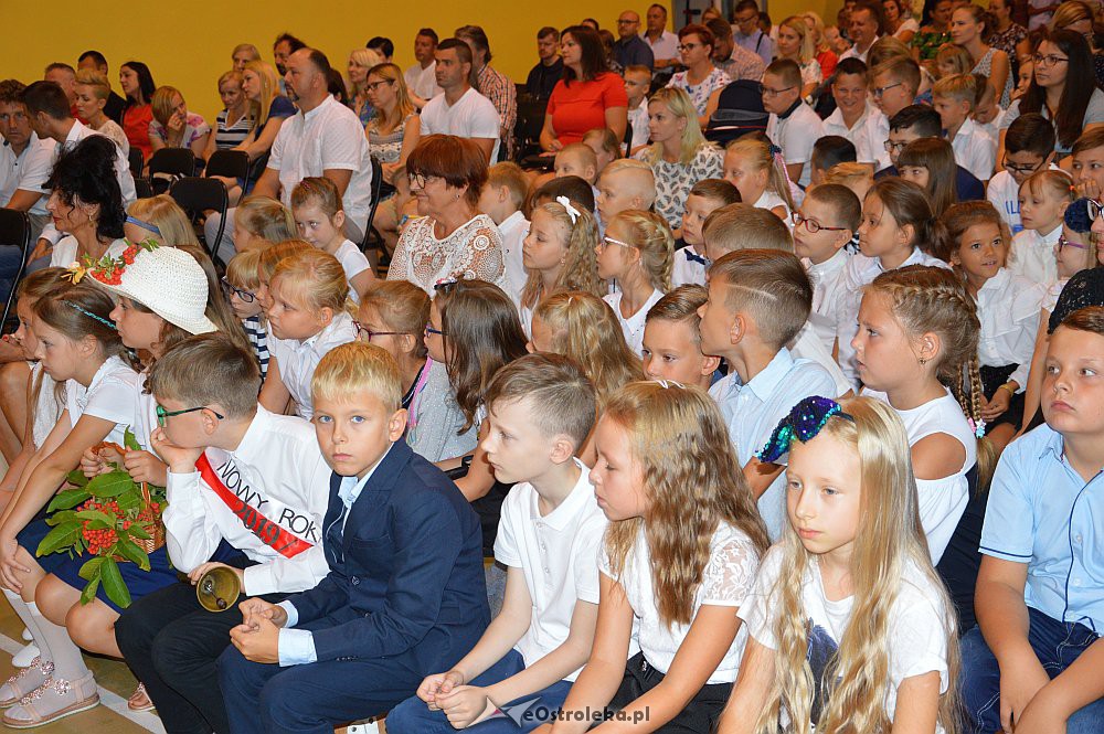 Rozpoczęcie roku szkolnego w SP Nr 3 [02.09.2019] - zdjęcie #31 - eOstroleka.pl