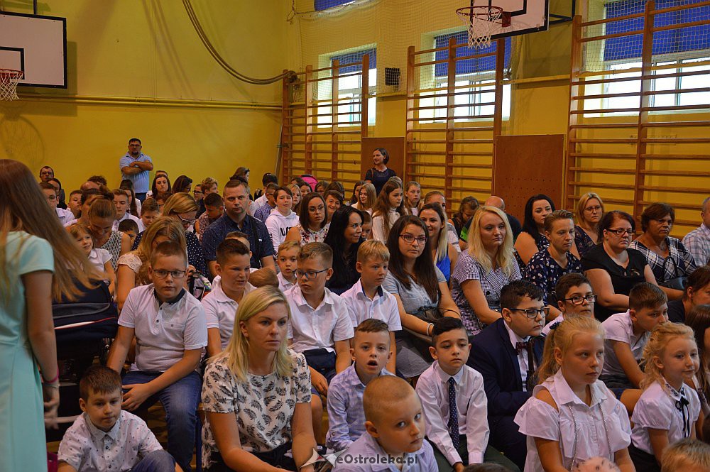 Rozpoczęcie roku szkolnego w SP Nr 3 [02.09.2019] - zdjęcie #37 - eOstroleka.pl