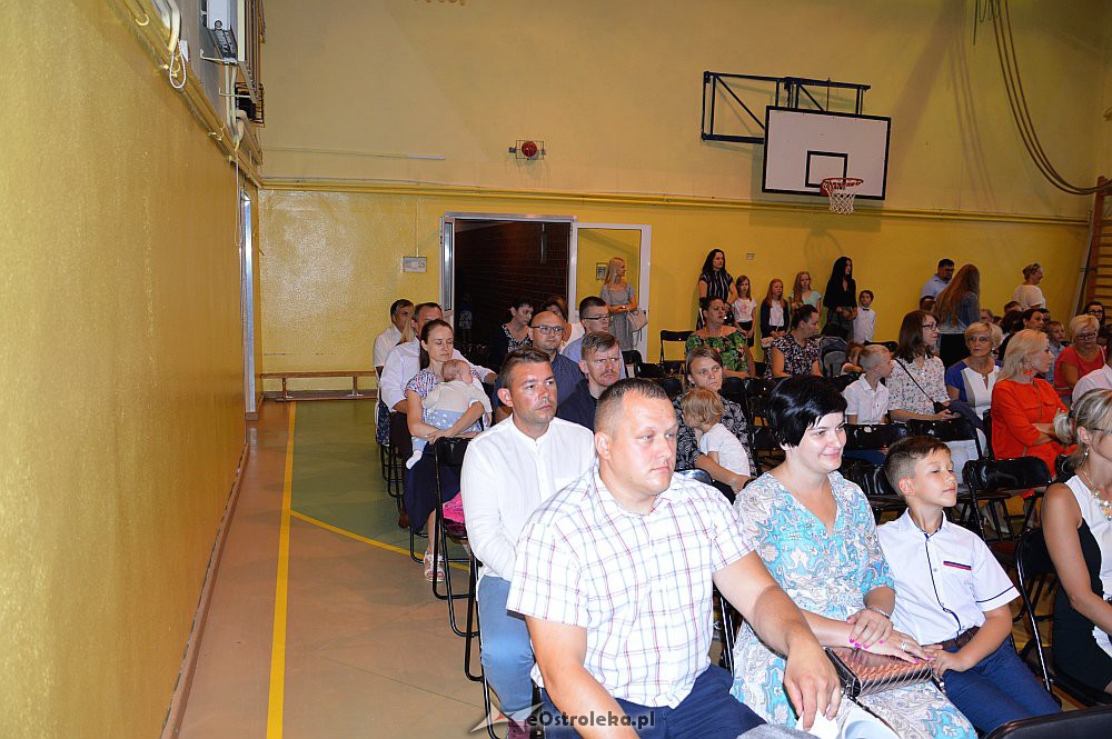 Rozpoczęcie roku szkolnego w SP Nr 3 [02.09.2019] - zdjęcie #49 - eOstroleka.pl