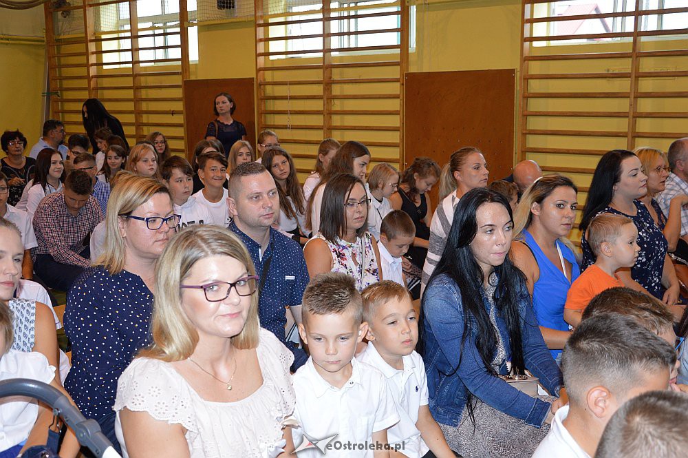 Rozpoczęcie roku szkolnego w SP Nr 3 [02.09.2019] - zdjęcie #53 - eOstroleka.pl