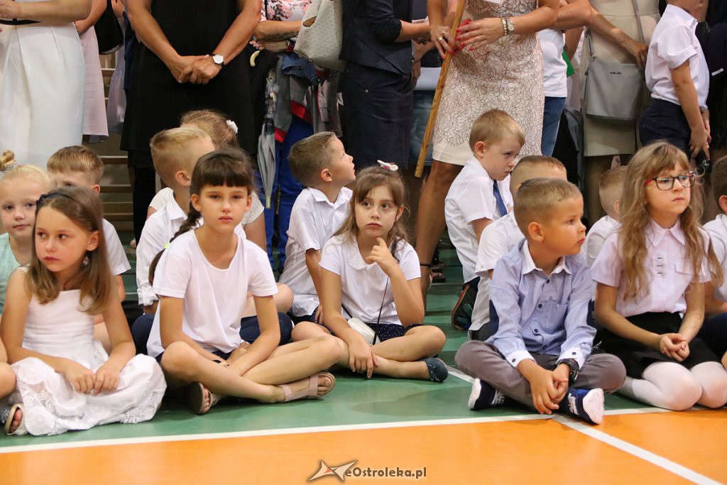 Rozpoczęcie roku szkolnego w SP nr 5 [02.09.2019] - zdjęcie #4 - eOstroleka.pl