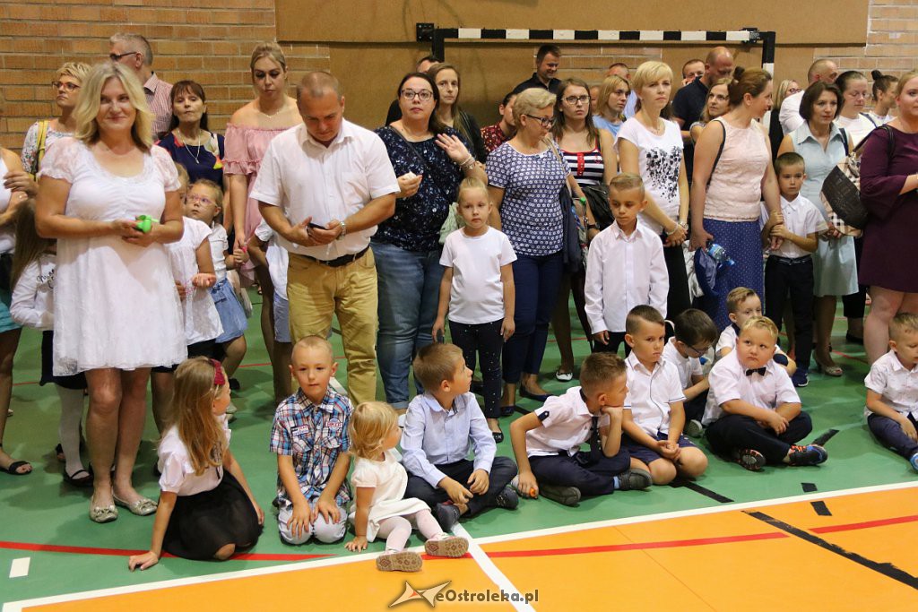 Rozpoczęcie roku szkolnego w SP nr 5 [02.09.2019] - zdjęcie #15 - eOstroleka.pl
