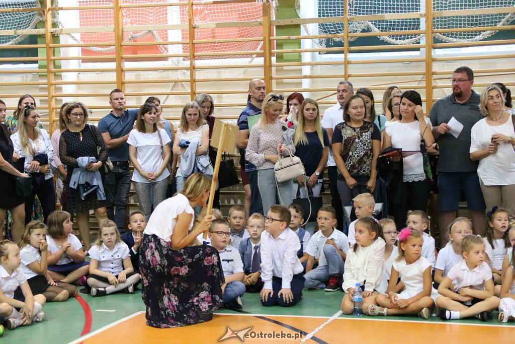 Rozpoczęcie roku szkolnego w SP nr 5 [02.09.2019] - zdjęcie #17 - eOstroleka.pl
