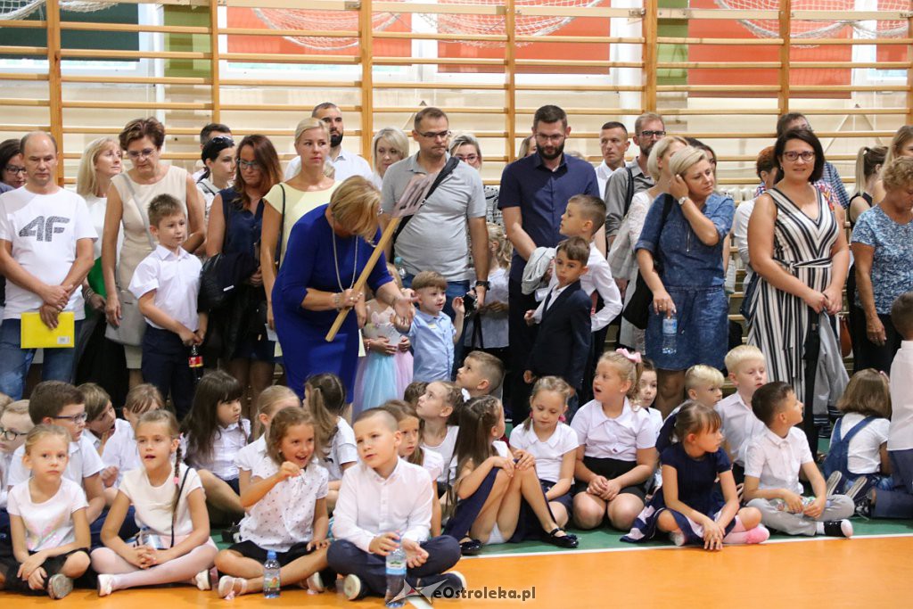 Rozpoczęcie roku szkolnego w SP nr 5 [02.09.2019] - zdjęcie #20 - eOstroleka.pl