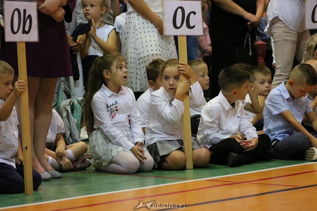 Rozpoczęcie roku szkolnego w SP nr 5 [02.09.2019] - zdjęcie #130 - eOstroleka.pl