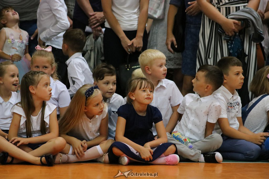 Rozpoczęcie roku szkolnego w SP nr 5 [02.09.2019] - zdjęcie #69 - eOstroleka.pl