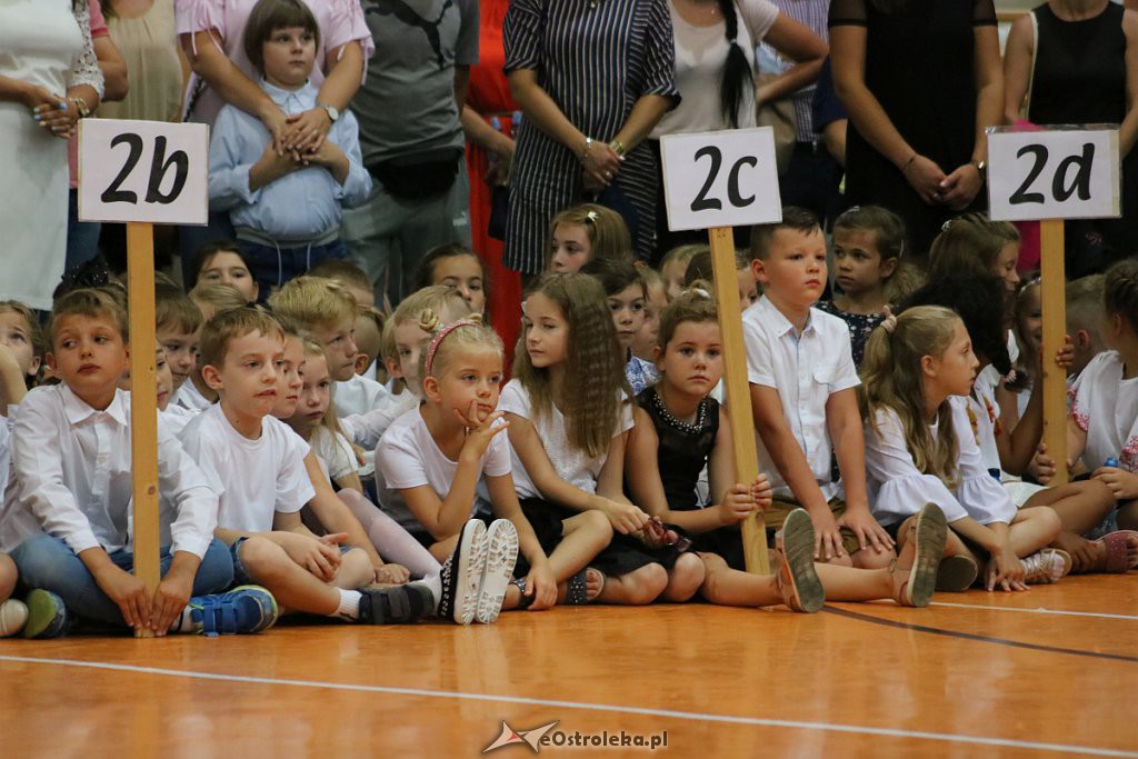 Rozpoczęcie roku szkolnego w SP nr 5 [02.09.2019] - zdjęcie #107 - eOstroleka.pl