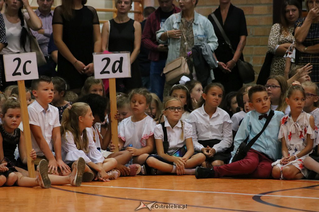Rozpoczęcie roku szkolnego w SP nr 5 [02.09.2019] - zdjęcie #105 - eOstroleka.pl