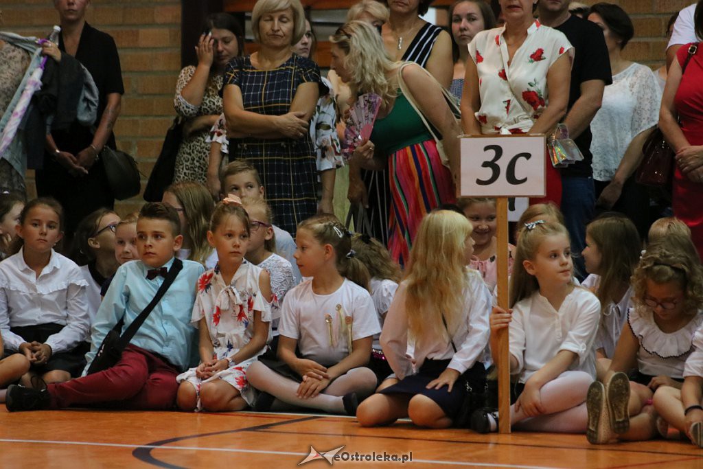 Rozpoczęcie roku szkolnego w SP nr 5 [02.09.2019] - zdjęcie #103 - eOstroleka.pl