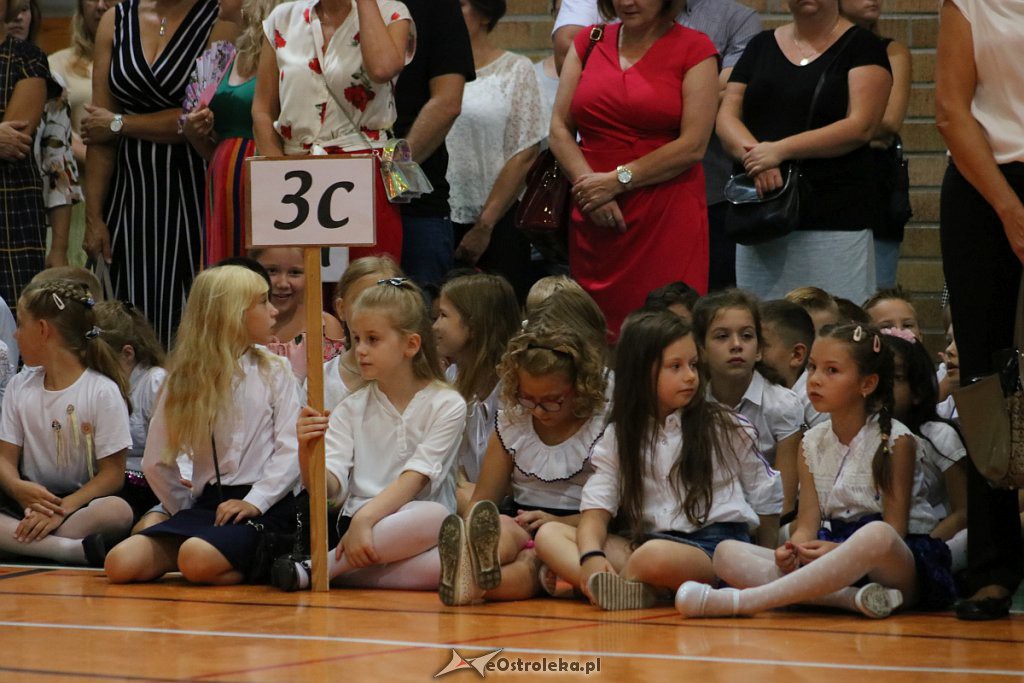 Rozpoczęcie roku szkolnego w SP nr 5 [02.09.2019] - zdjęcie #102 - eOstroleka.pl