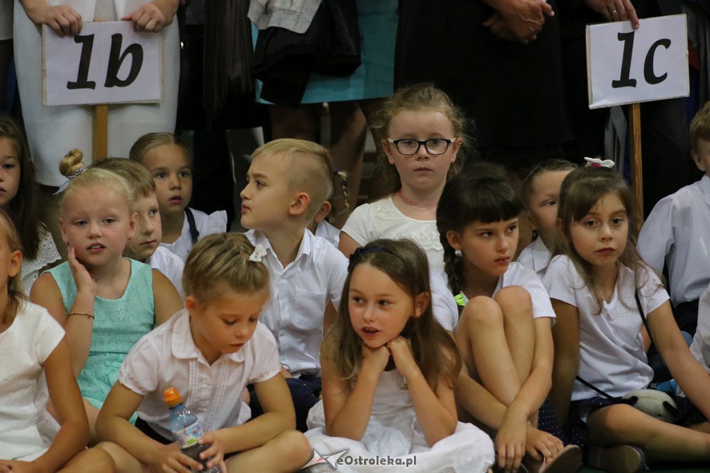 Rozpoczęcie roku szkolnego w SP nr 5 [02.09.2019] - zdjęcie #93 - eOstroleka.pl
