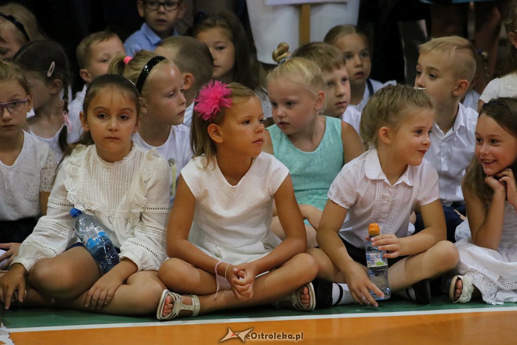 Rozpoczęcie roku szkolnego w SP nr 5 [02.09.2019] - zdjęcie #89 - eOstroleka.pl