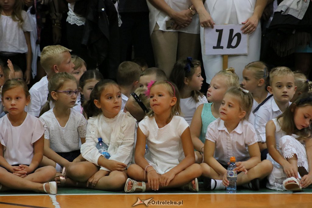 Rozpoczęcie roku szkolnego w SP nr 5 [02.09.2019] - zdjęcie #86 - eOstroleka.pl
