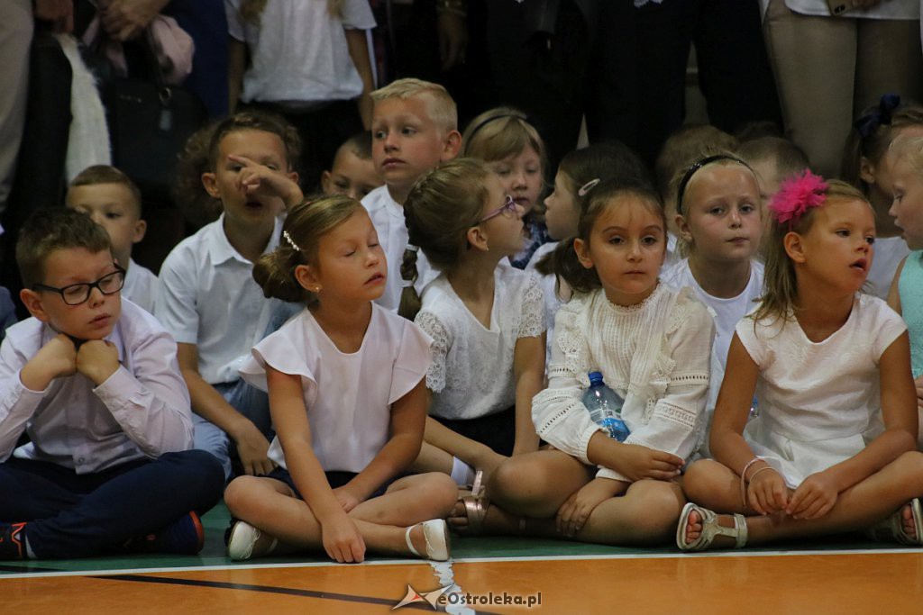 Rozpoczęcie roku szkolnego w SP nr 5 [02.09.2019] - zdjęcie #82 - eOstroleka.pl