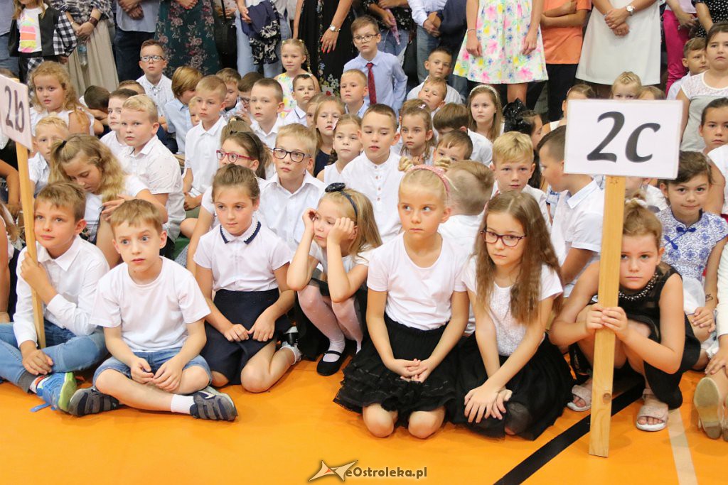 Rozpoczęcie roku szkolnego w SP nr 5 [02.09.2019] - zdjęcie #60 - eOstroleka.pl