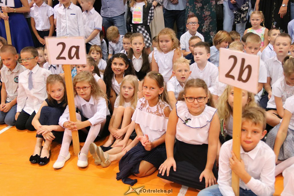 Rozpoczęcie roku szkolnego w SP nr 5 [02.09.2019] - zdjęcie #58 - eOstroleka.pl