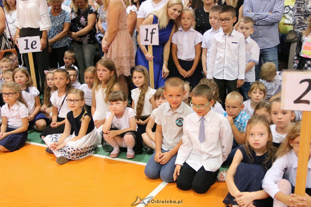 Rozpoczęcie roku szkolnego w SP nr 5 [02.09.2019] - zdjęcie #57 - eOstroleka.pl
