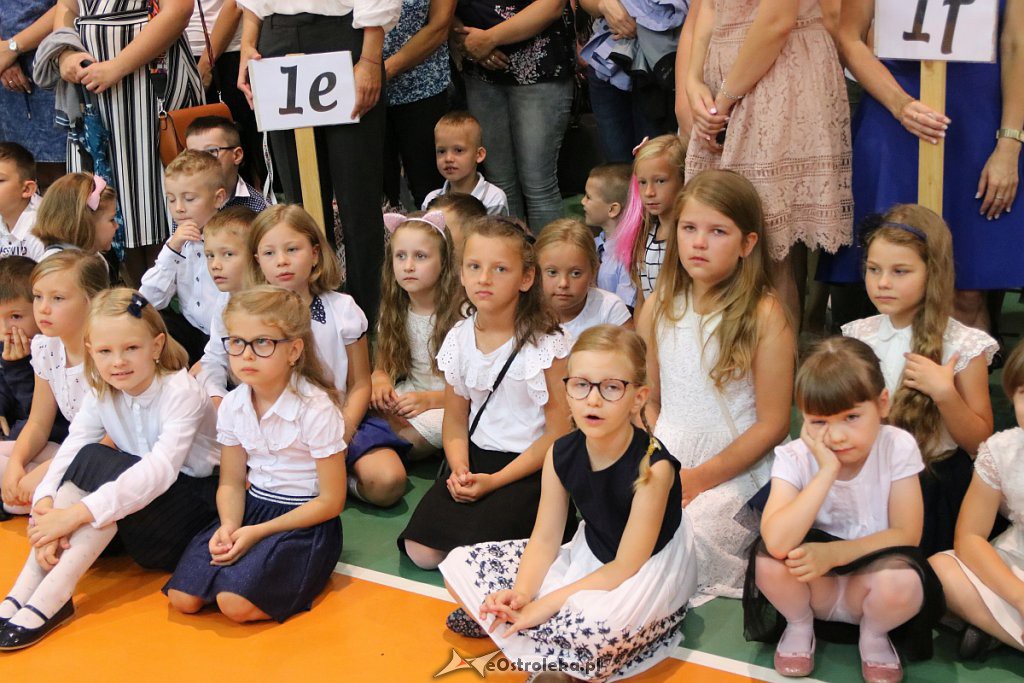Rozpoczęcie roku szkolnego w SP nr 5 [02.09.2019] - zdjęcie #56 - eOstroleka.pl
