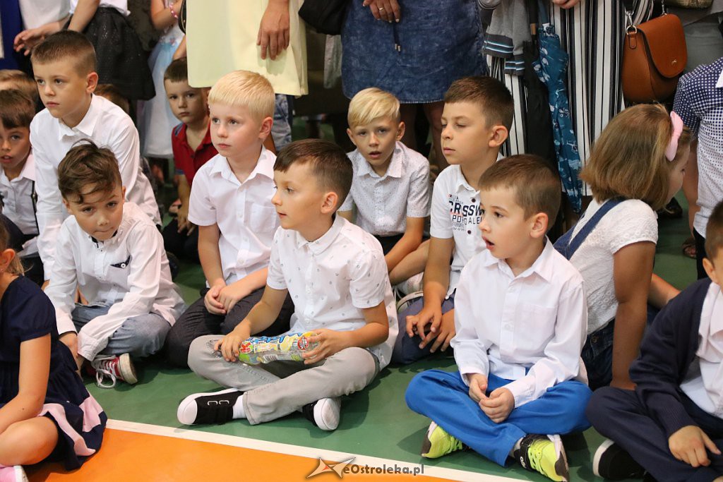 Rozpoczęcie roku szkolnego w SP nr 5 [02.09.2019] - zdjęcie #54 - eOstroleka.pl