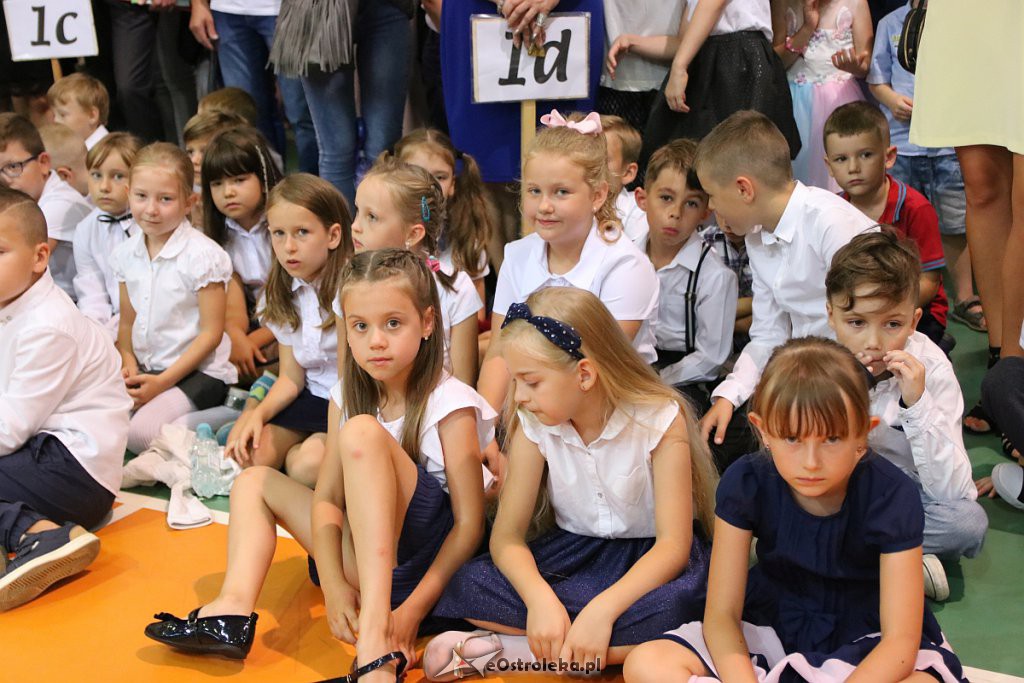 Rozpoczęcie roku szkolnego w SP nr 5 [02.09.2019] - zdjęcie #52 - eOstroleka.pl