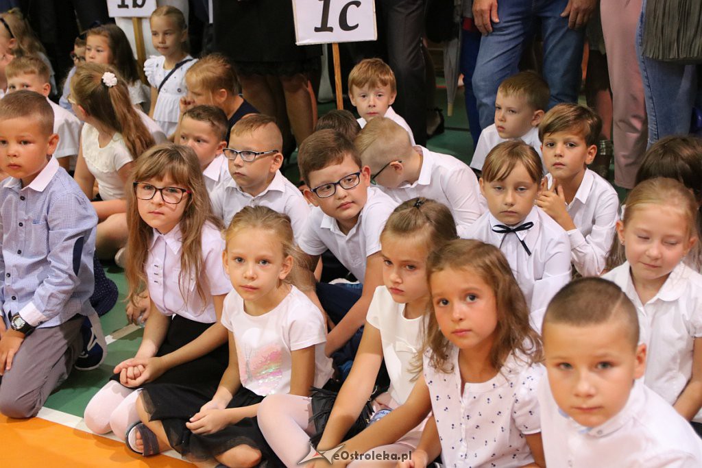 Rozpoczęcie roku szkolnego w SP nr 5 [02.09.2019] - zdjęcie #49 - eOstroleka.pl