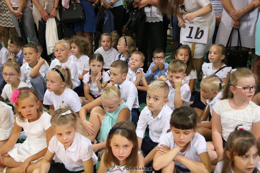 Rozpoczęcie roku szkolnego w SP nr 5 [02.09.2019] - zdjęcie #45 - eOstroleka.pl