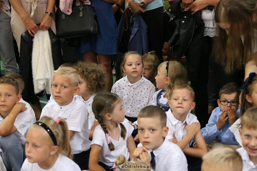 Rozpoczęcie roku szkolnego w SP nr 5 [02.09.2019] - zdjęcie #43 - eOstroleka.pl