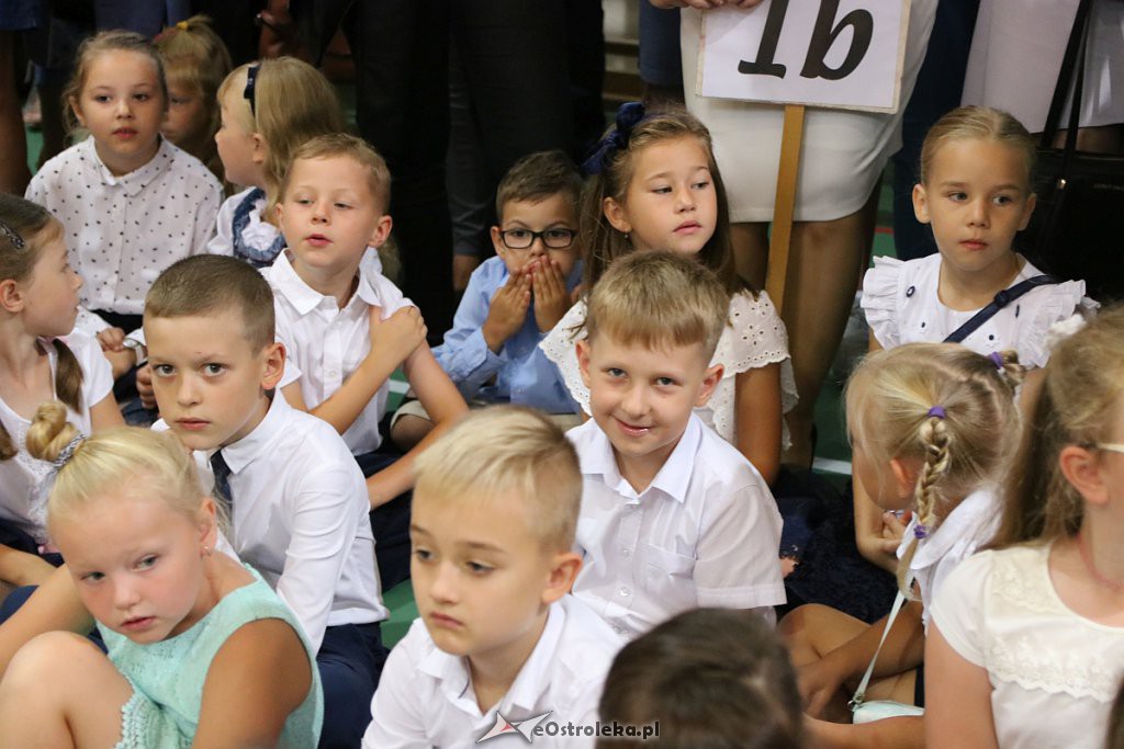 Rozpoczęcie roku szkolnego w SP nr 5 [02.09.2019] - zdjęcie #42 - eOstroleka.pl