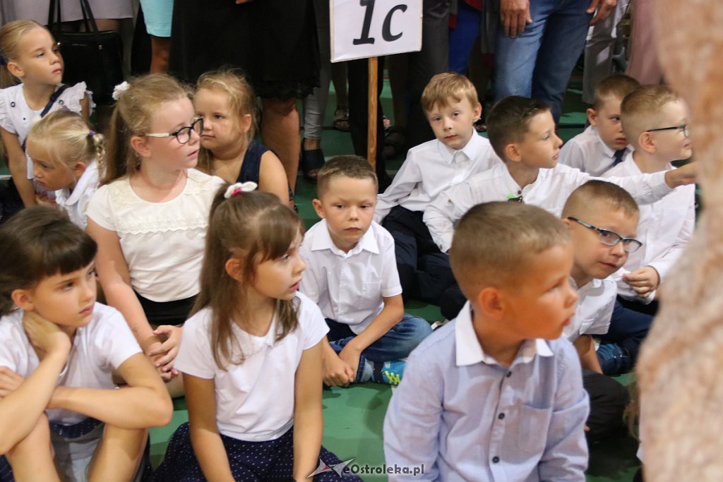 Rozpoczęcie roku szkolnego w SP nr 5 [02.09.2019] - zdjęcie #41 - eOstroleka.pl