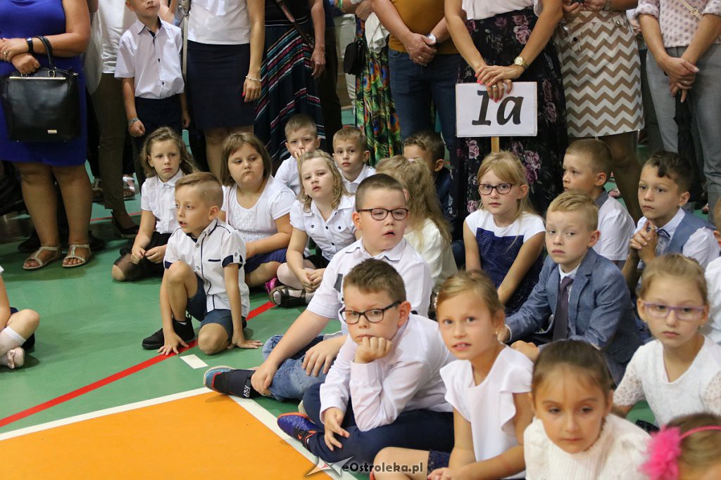 Rozpoczęcie roku szkolnego w SP nr 5 [02.09.2019] - zdjęcie #37 - eOstroleka.pl