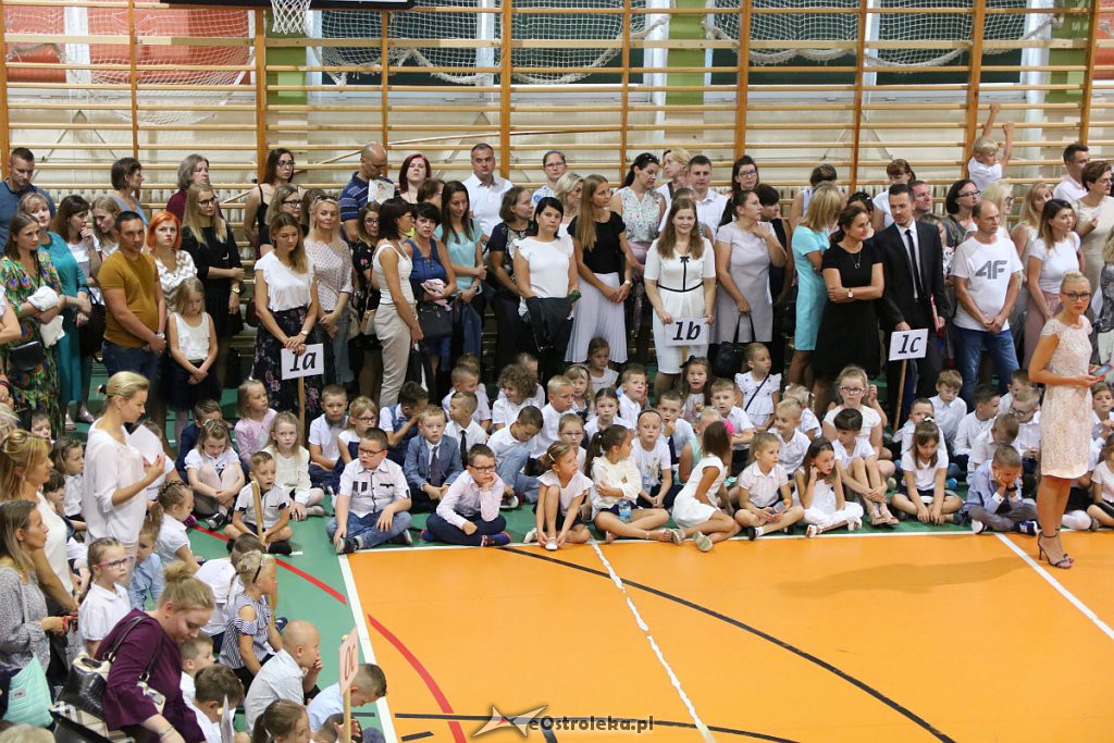 Rozpoczęcie roku szkolnego w SP nr 5 [02.09.2019] - zdjęcie #23 - eOstroleka.pl