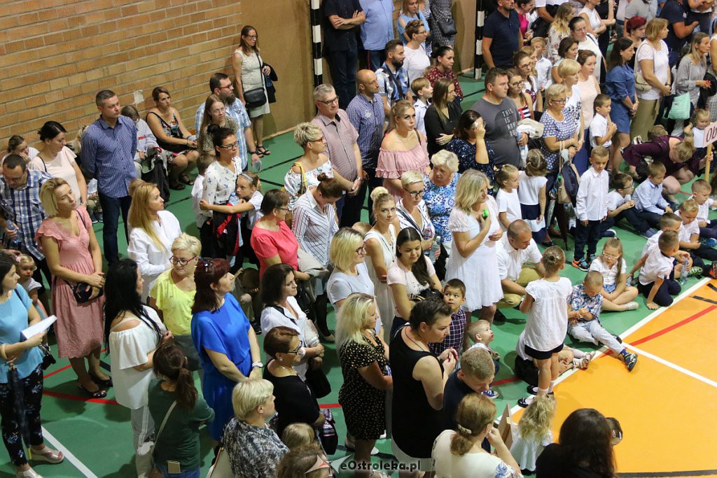 Rozpoczęcie roku szkolnego w SP nr 5 [02.09.2019] - zdjęcie #19 - eOstroleka.pl