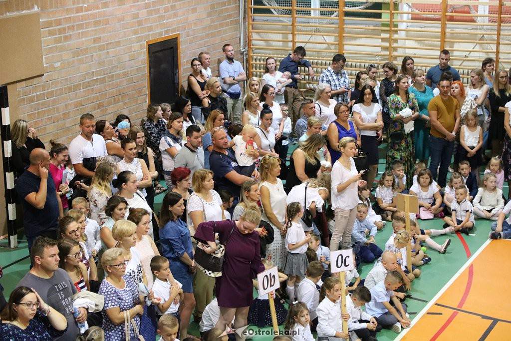 Rozpoczęcie roku szkolnego w SP nr 5 [02.09.2019] - zdjęcie #16 - eOstroleka.pl