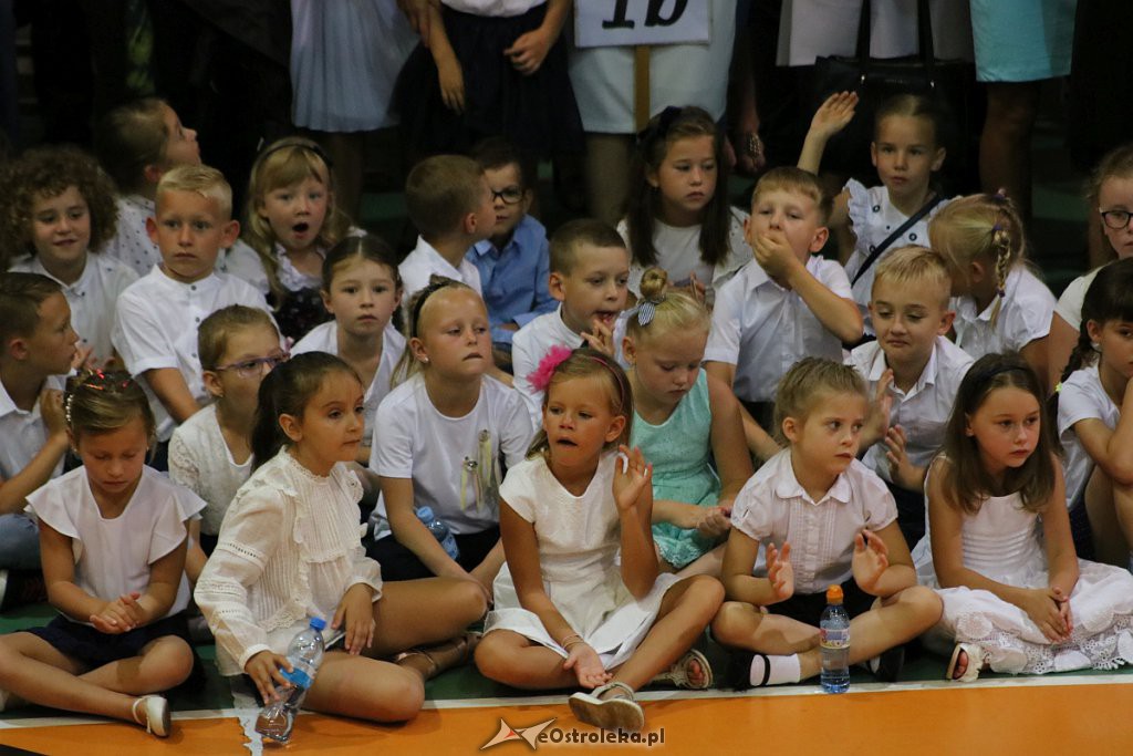 Rozpoczęcie roku szkolnego w SP nr 5 [02.09.2019] - zdjęcie #4 - eOstroleka.pl