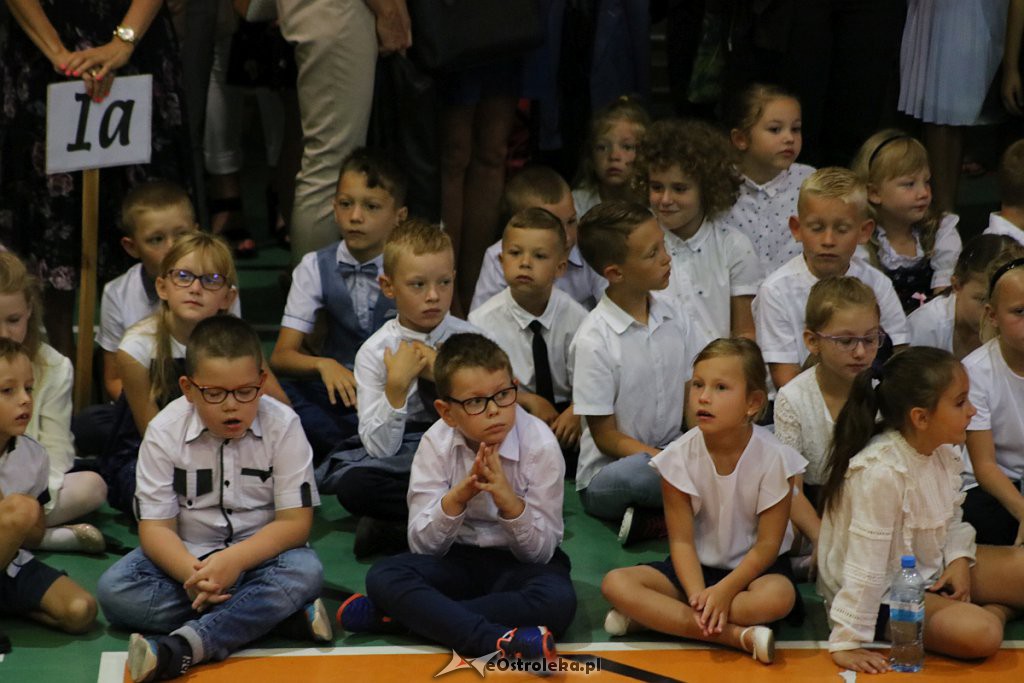 Rozpoczęcie roku szkolnego w SP nr 5 [02.09.2019] - zdjęcie #2 - eOstroleka.pl