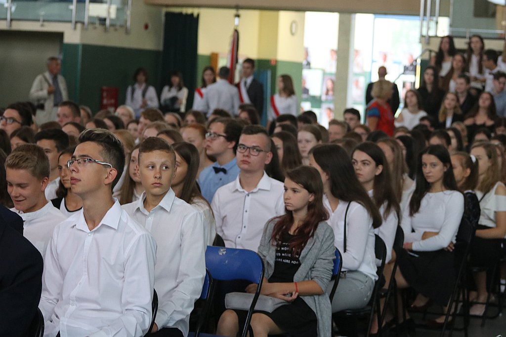 Rozpoczęcie roku szkolnego w I LO [02.09.2019] - zdjęcie #11 - eOstroleka.pl