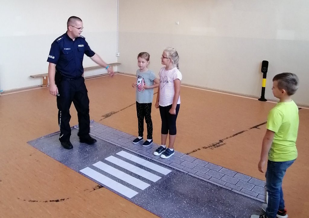 Uczą bezpiecznych zachowań w drodze do szkoły [06.09.2019] - zdjęcie #1 - eOstroleka.pl