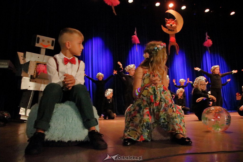 „W poszukiwaniu szczęścia...”  - musical w wykonaniu uczniów SP nr 10 [WIDEO, ZDJĘCIA] - zdjęcie #5 - eOstroleka.pl