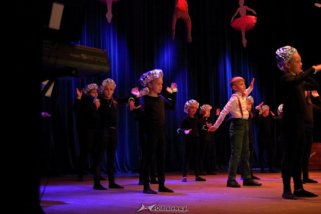 „W poszukiwaniu szczęścia...”  - musical w wykonaniu uczniów SP nr 10 [WIDEO, ZDJĘCIA] - zdjęcie #15 - eOstroleka.pl