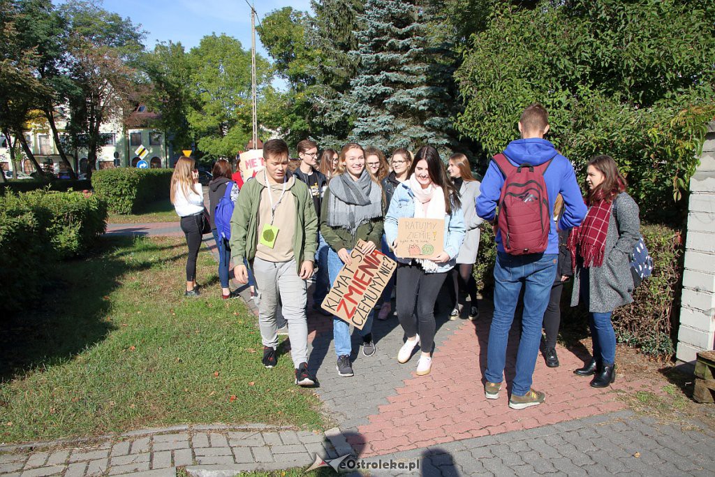 Młodzieżowy Strajk Klimatyczny w Ostrołęce [20.09.2019] - zdjęcie #2 - eOstroleka.pl