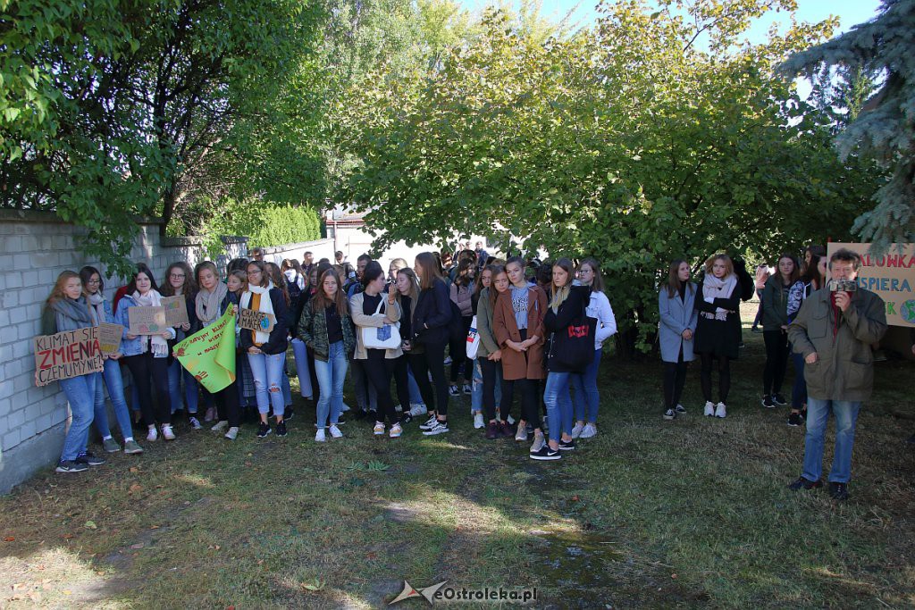 Młodzieżowy Strajk Klimatyczny w Ostrołęce [20.09.2019] - zdjęcie #18 - eOstroleka.pl