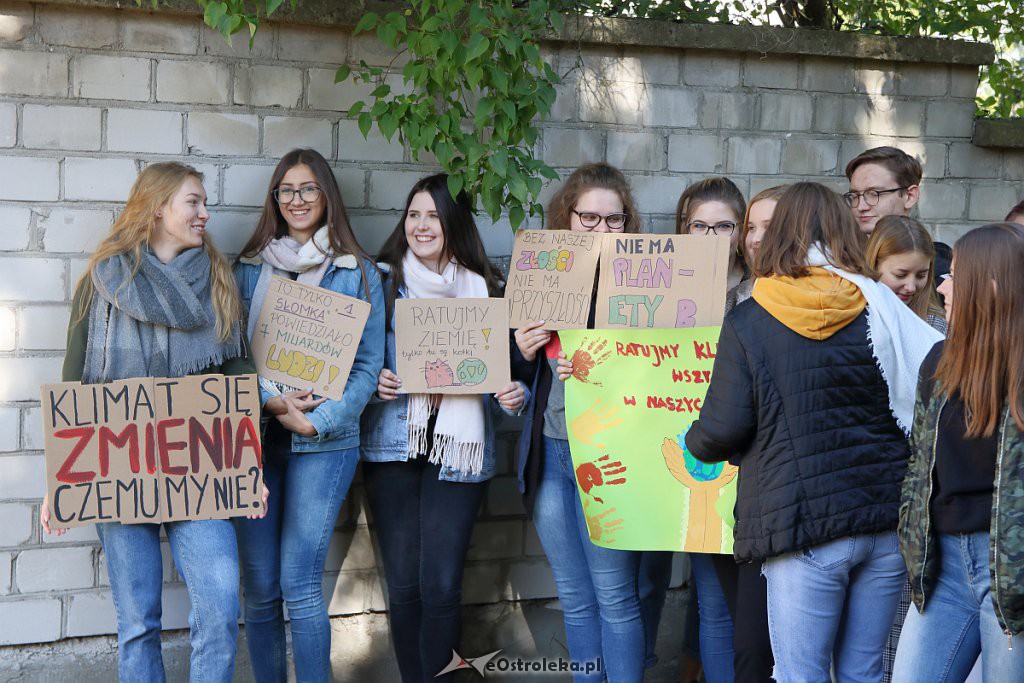 Młodzieżowy Strajk Klimatyczny w Ostrołęce [20.09.2019] - zdjęcie #25 - eOstroleka.pl