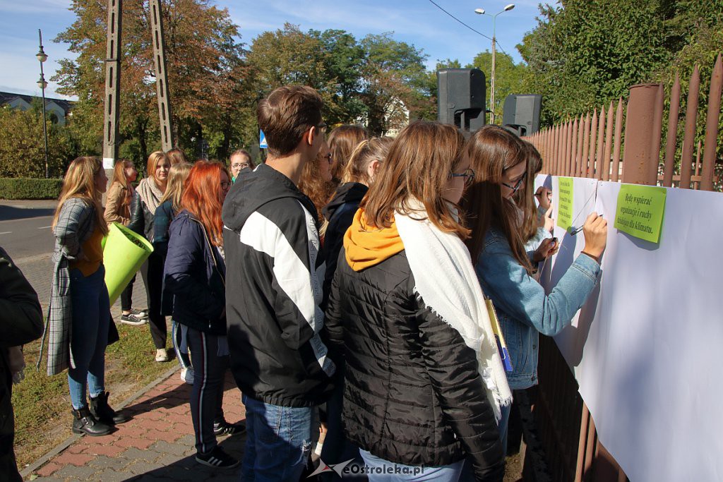 Młodzieżowy Strajk Klimatyczny w Ostrołęce [20.09.2019] - zdjęcie #38 - eOstroleka.pl