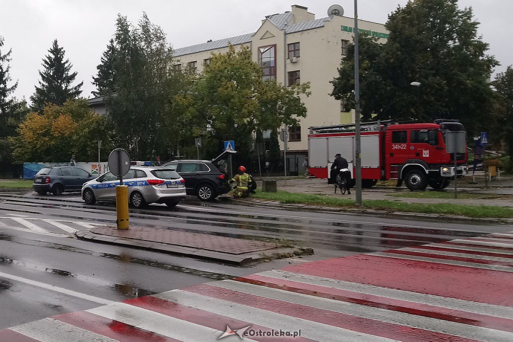 Zderzenie dwóch osobówek przy ZUS-ie [30.09.2019] - zdjęcie #4 - eOstroleka.pl