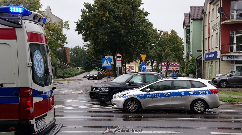 Zderzenie dwóch osobówek przy ZUS-ie [30.09.2019] - zdjęcie #4 - eOstroleka.pl