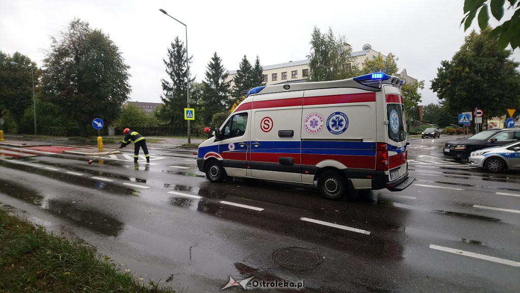 Zderzenie dwóch osobówek przy ZUS-ie [30.09.2019] - zdjęcie #8 - eOstroleka.pl