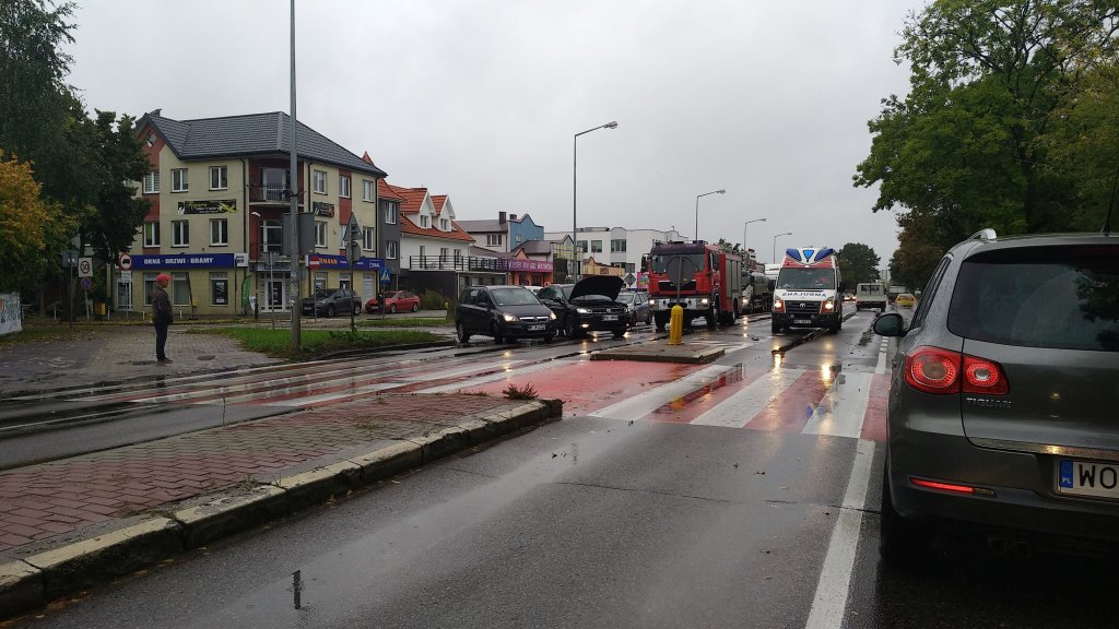 Zderzenie dwóch osobówek przy ZUS-ie [30.09.2019] - zdjęcie #2 - eOstroleka.pl